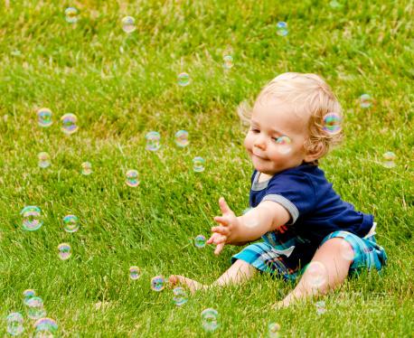 0-3岁是大脑发育关键期 家长能做什么？泡泡