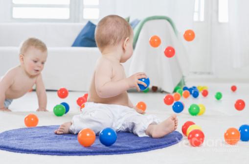 0-3岁是大脑发育关键期 家长能做什么？玩球