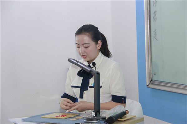 冯帆讲师进行91期的幼儿部课程培训